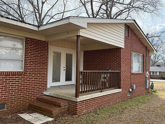 4th image of 804 Betty St