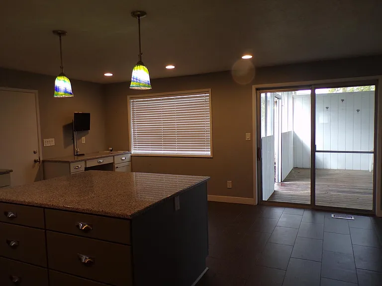 2740 NW Stewart St — Photo 31