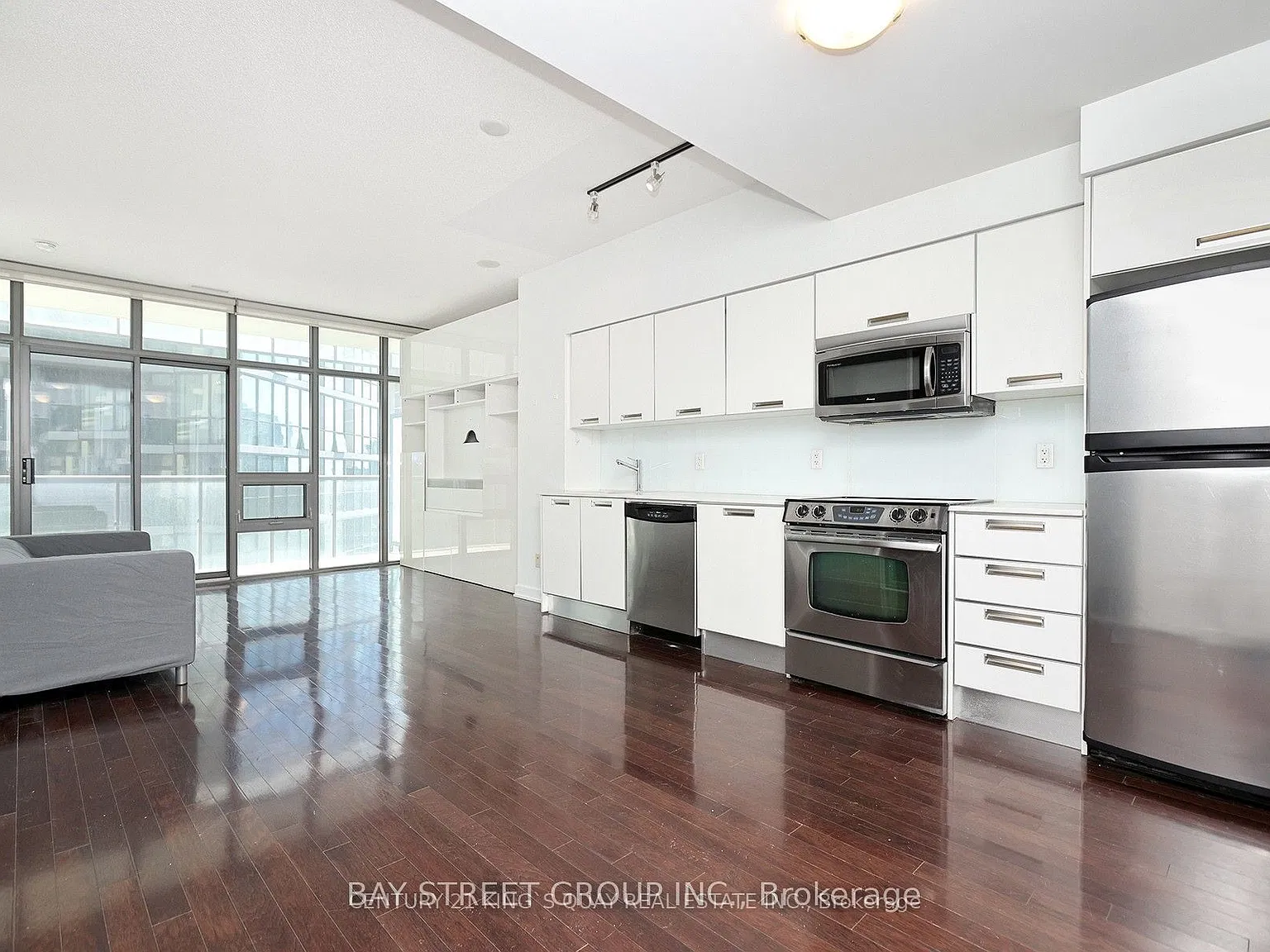 33 Charles St E — Photo 4