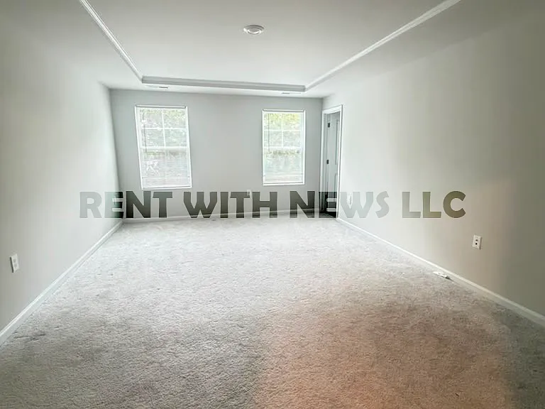 282 Paramount Dr — Photo 13