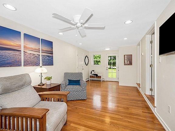 5th image of 84 Robin Hill Rd