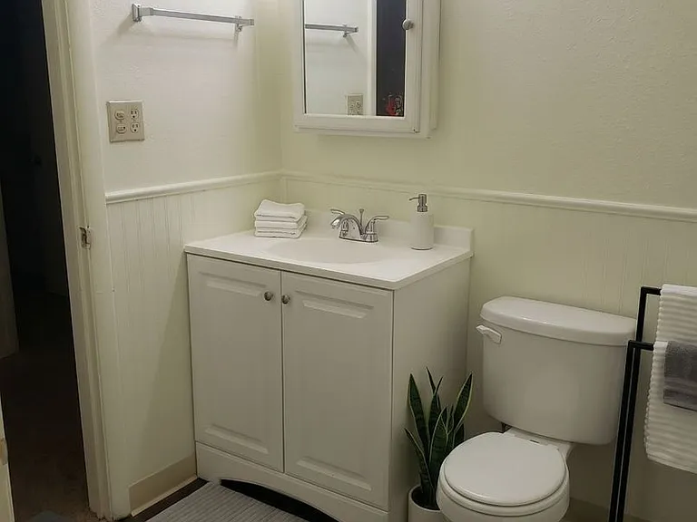 Utilities Included! Bright 3br Lakewood Apartment Steps From Light Rail — Photo 6