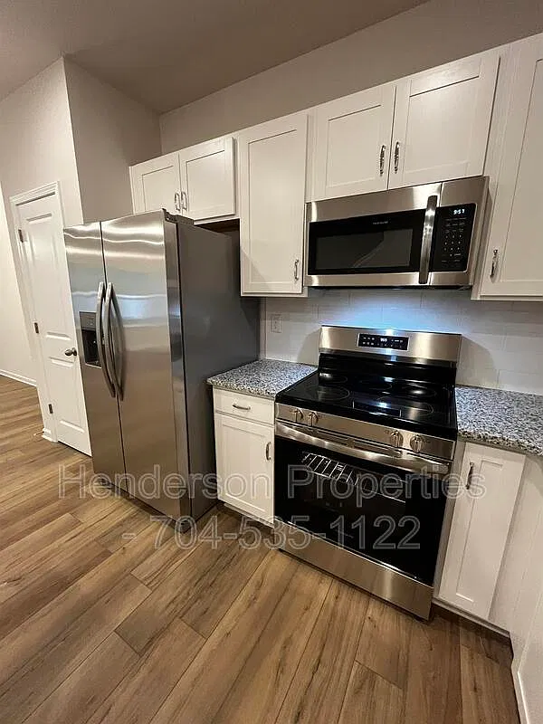 3 bed, 2.5 bath, 1443 sqft, $2,300 — Photo 3