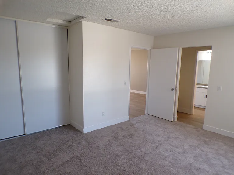 Hesperia Regency Apartments — Photo 39