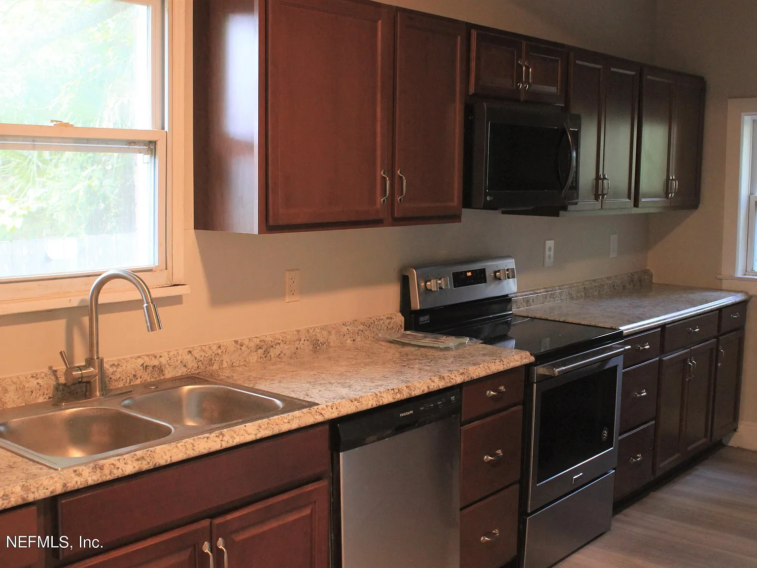 3 bed, 1.0 bath, 1296 sqft, $1,350 — Photo 3
