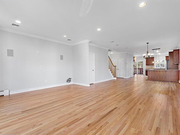 2nd image of 376 Aurora Ave #B