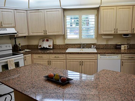 4th image of 700 Beach Dr NE APT 101