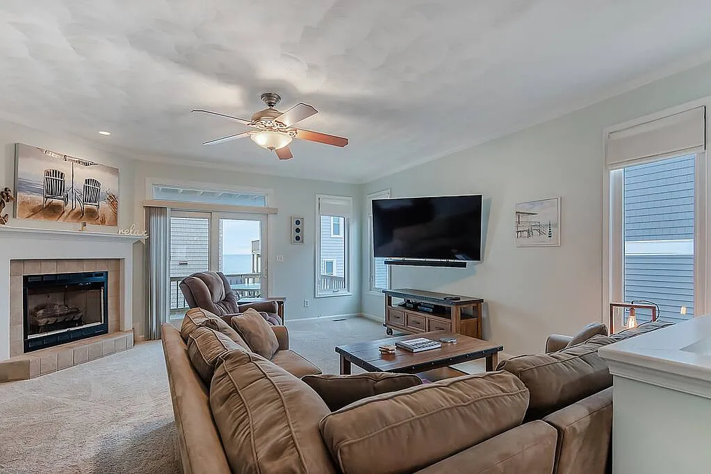 3 bed, 2356 sqft, $4,650 — Photo 2