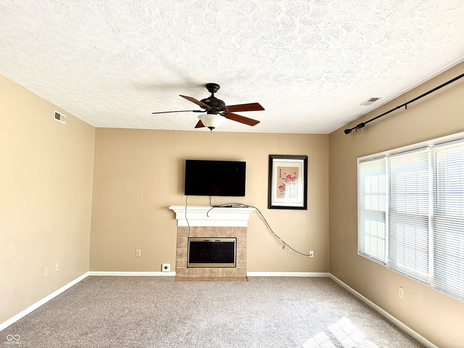 4 bed, 2.5 bath, 2402 sqft, $2,590 — Photo 4