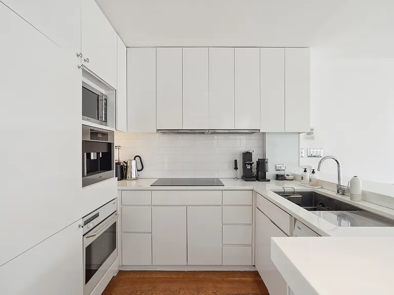 221 W 13th St #PENTHOUSE — Photo 5