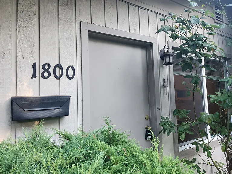 1800 NW Grant Ave — Photo 2
