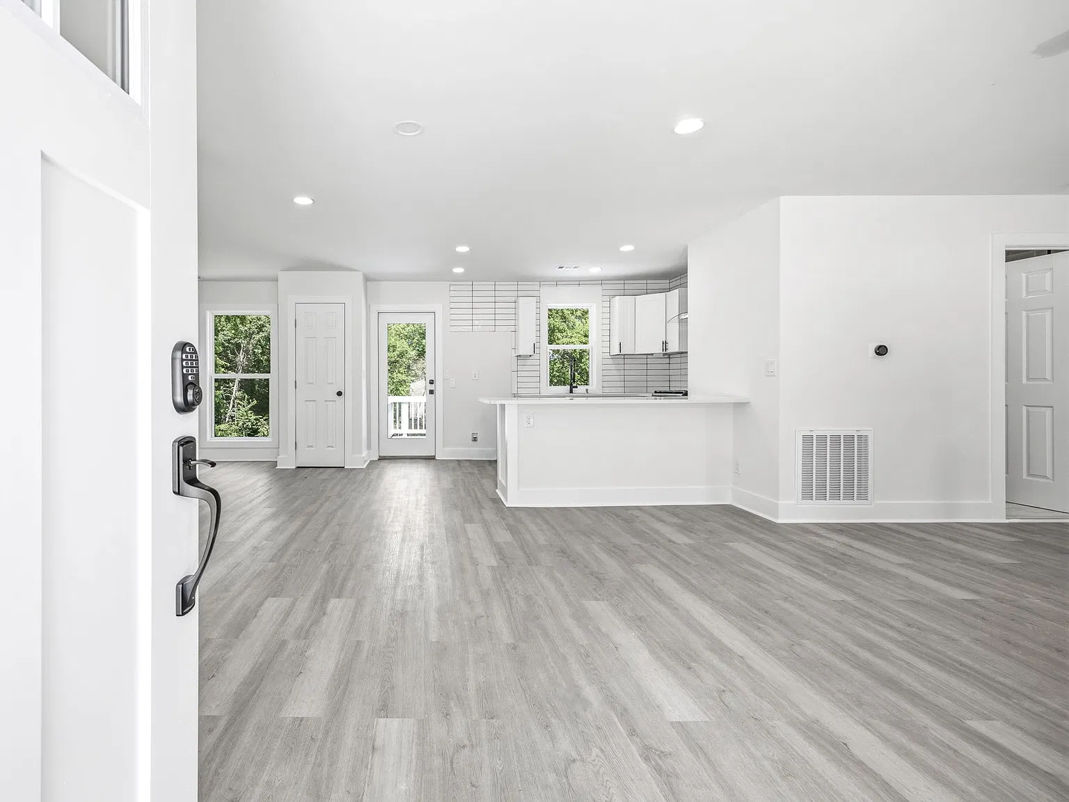3 bed, 2100 sqft, $2,500 — Photo 4
