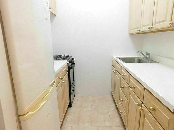 3rd image of 457 W 46th St APT 1B