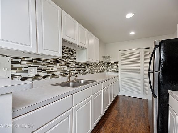 5th image of 2424 E Oakton St APT 4E