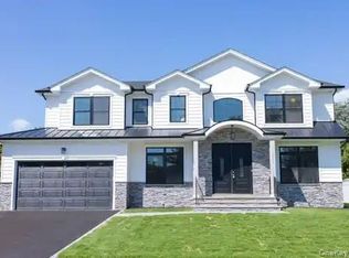 4 Vera Ave, Plainview, NY 11803