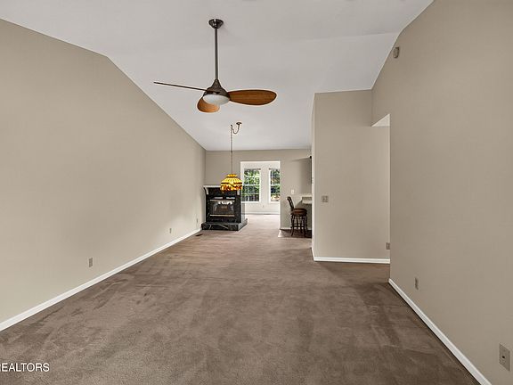 5th image of 912 Muirfield Dr
