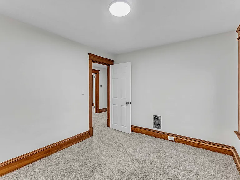 410 Bronson St — Photo 14