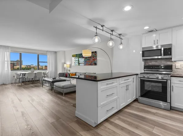 8 Whittier Pl APT 9J, Boston, MA 02114