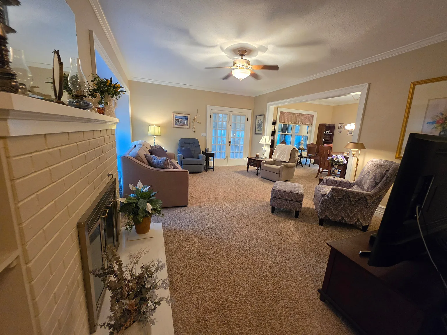 3 bed, 2.0 bath, 900 sqft, $2,400 — Photo 1