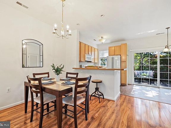 4th image of 23110 Blackthorn Sq