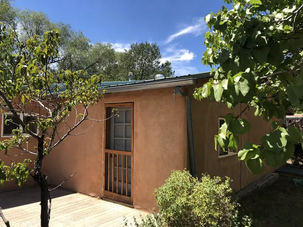 112 Cervantes St, Taos, NM 87571