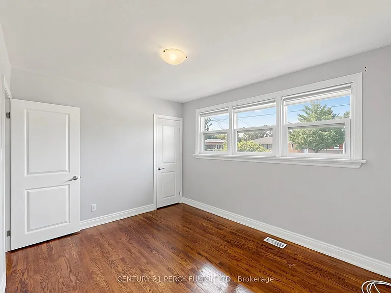 25 Kenwood Cres — Photo 15