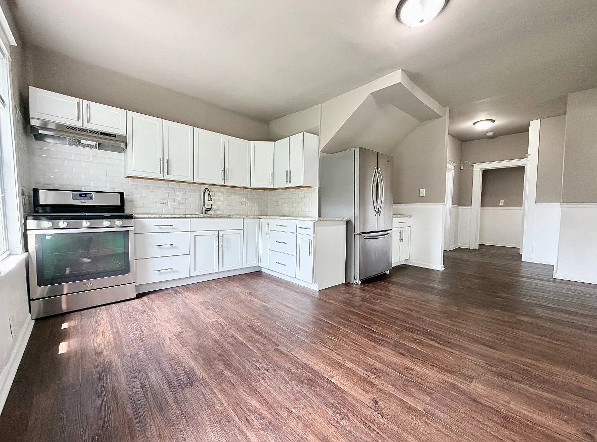 6 bed, 2532 sqft, $3,200 — Photo 2
