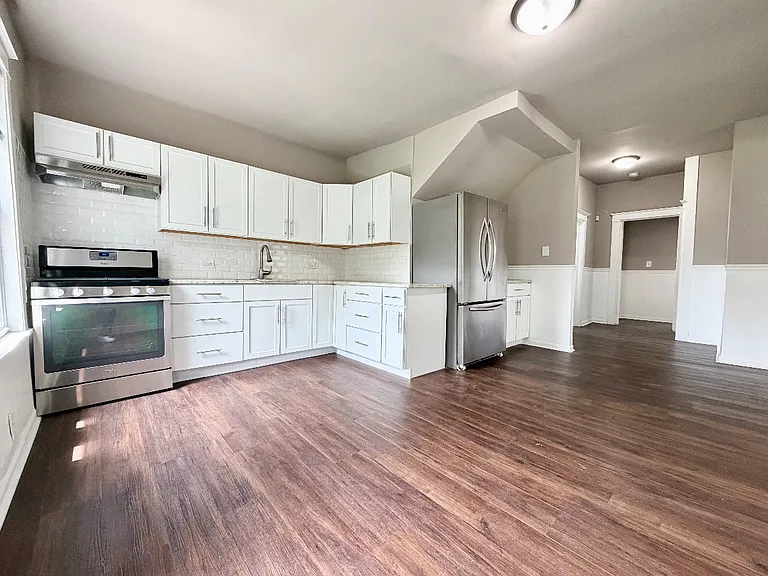 9446 S Wabash Ave — Photo 2
