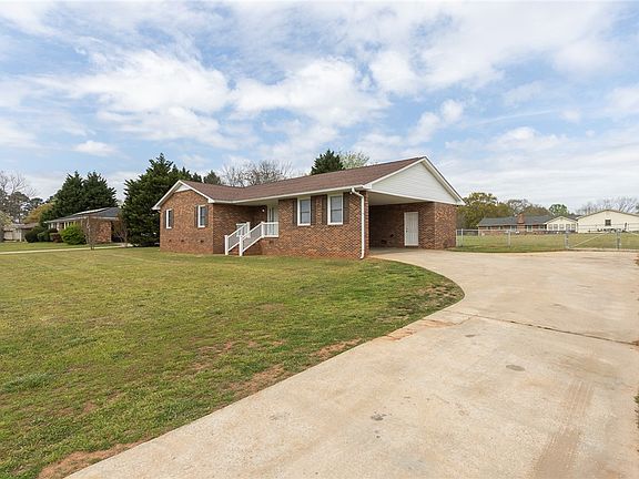 2nd image of 417 Greenmeadow Cir