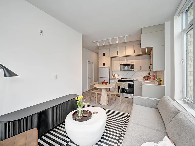 415 Duke St W — Photo 26