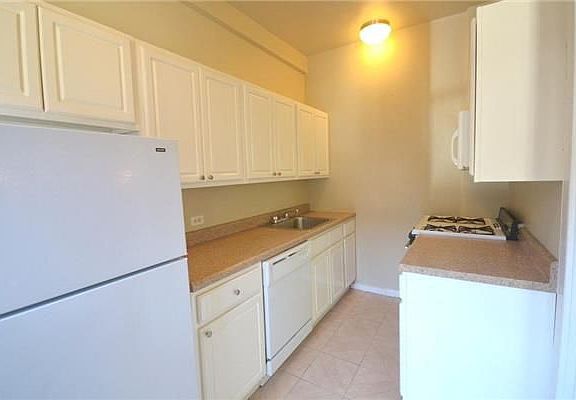 3rd image of 145 W 71st St APT 3D