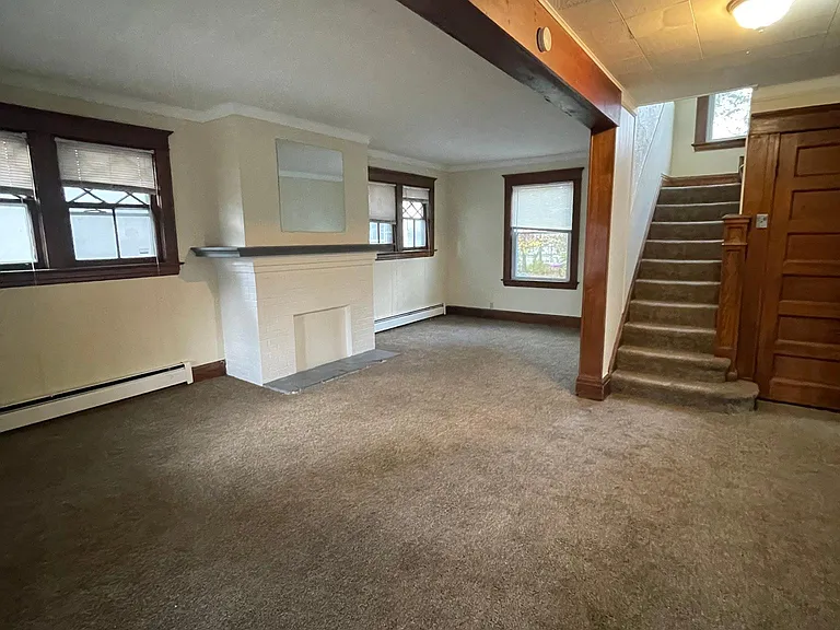 142 Winspear Ave — Photo 2