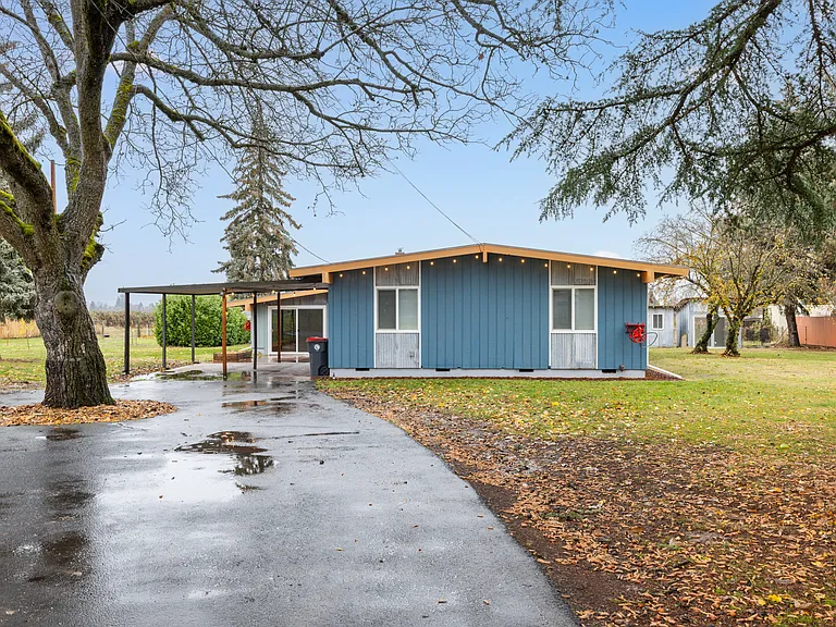 2554 W Stewart Ave — Photo 1