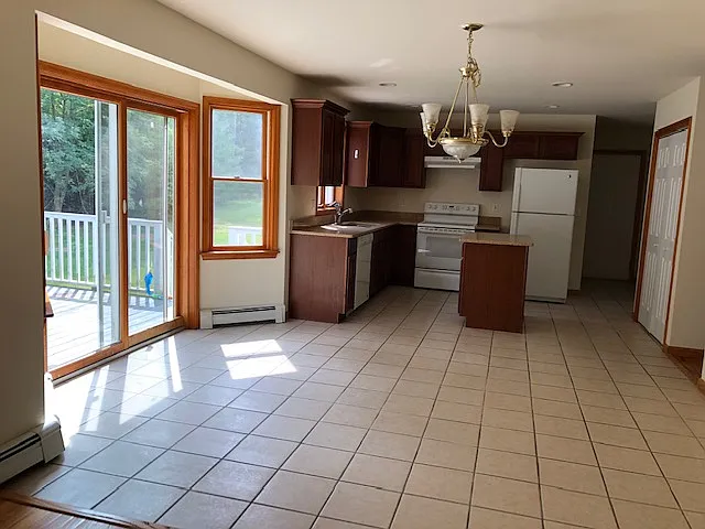 4 bed, 2.5 bath, 3000 sqft, $2,800 — Photo 2