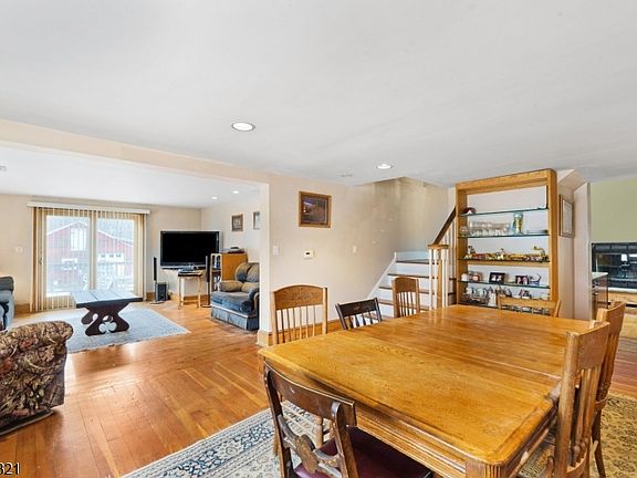 4th image of 79 Fairfield Ave