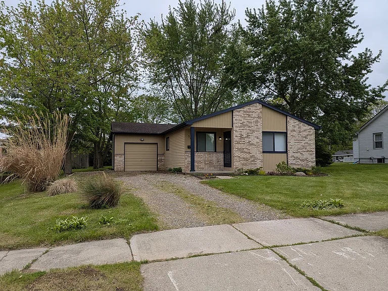 549 S Elm St — Photo 3