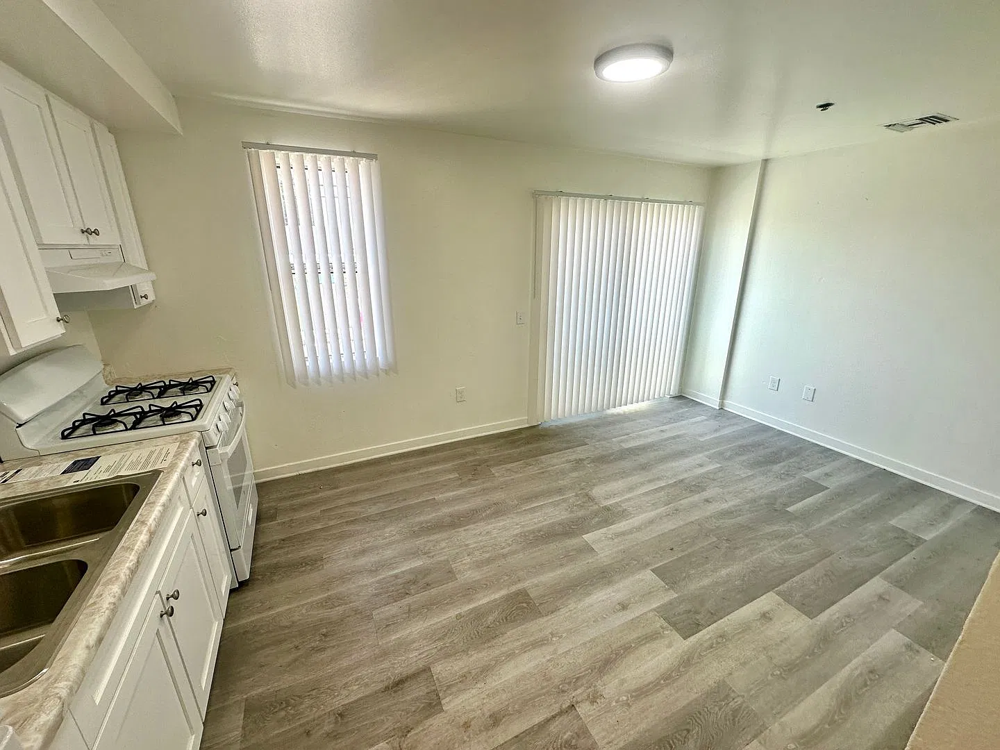 6808 S Hoover St. — Photo 2
