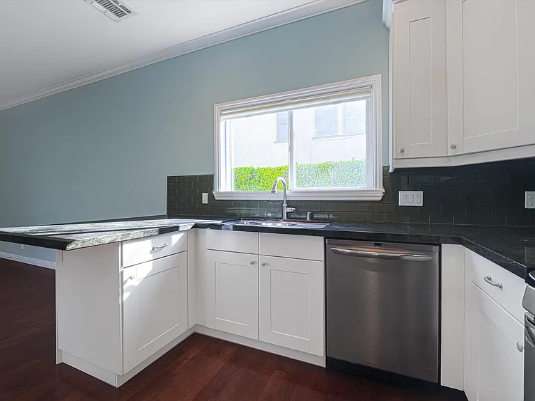 809 N La Jolla Ave — Photo 15