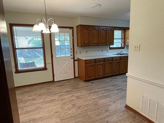 4th image of 806 Corey Dr