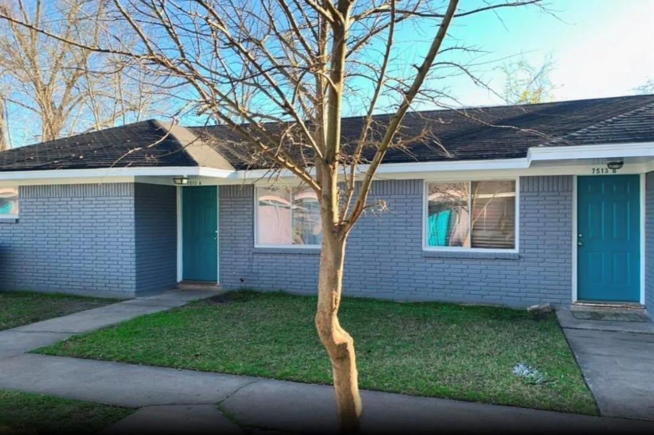 2 bed, 1.0 bath, 980 sqft, $990 — Photo 1