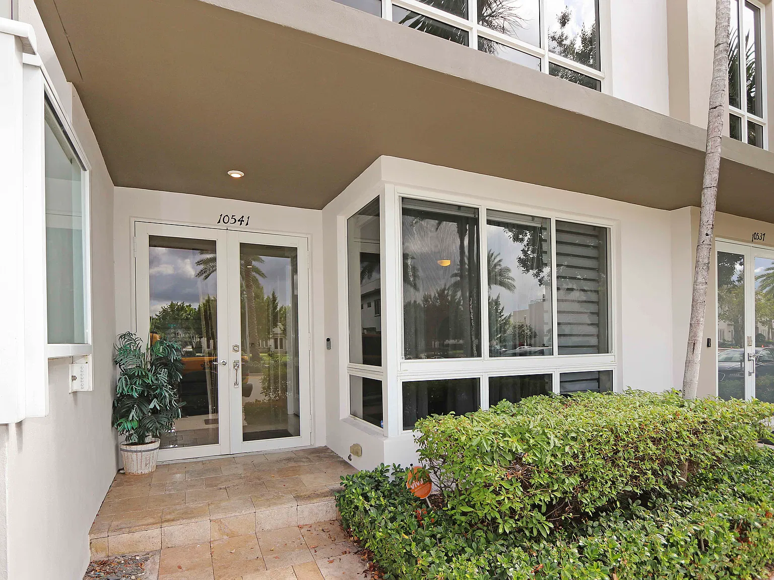 4 bed, 3.5 bath, 2388 sqft, $5,200 — Photo 2
