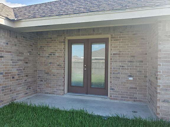 3rd image of 1924 Treasure Oaks Dr