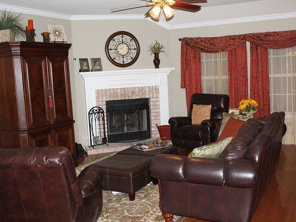 open living to kitchen and dining