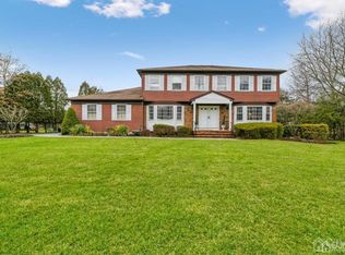 10 Thatchwood Ct, North Brunswick, NJ 08902