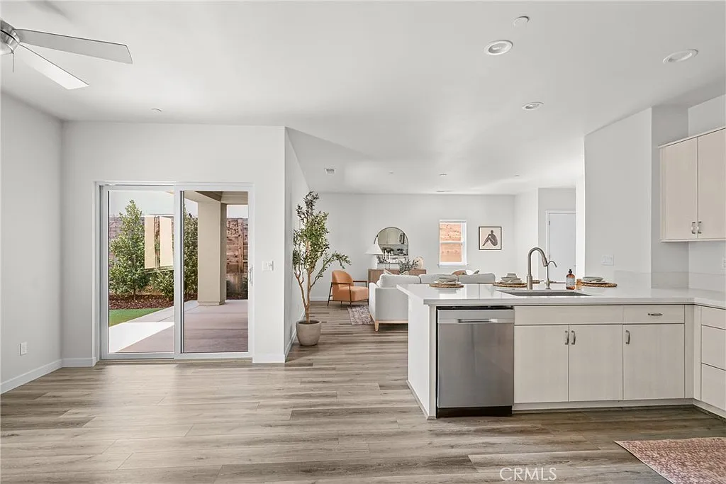 4 bed, 2.5 bath, 1940 sqft, $5,250 — Photo 3