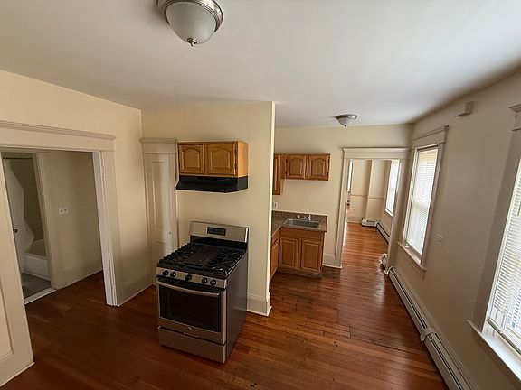 5th image of 157 Sumter St #1