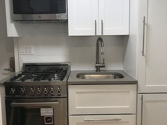 4th image of 210 E 22nd St APT Glj