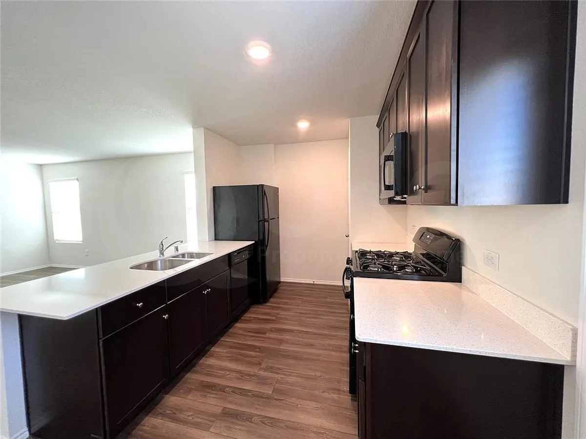 3 bed, 2.0 bath, 1570 sqft, $1,995 — Photo 3