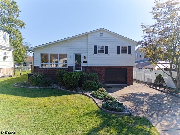 3rd image of 331 W Frech Ave