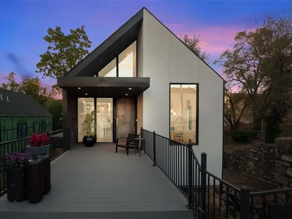 2006 Summit St, Kansas City, MO 64108